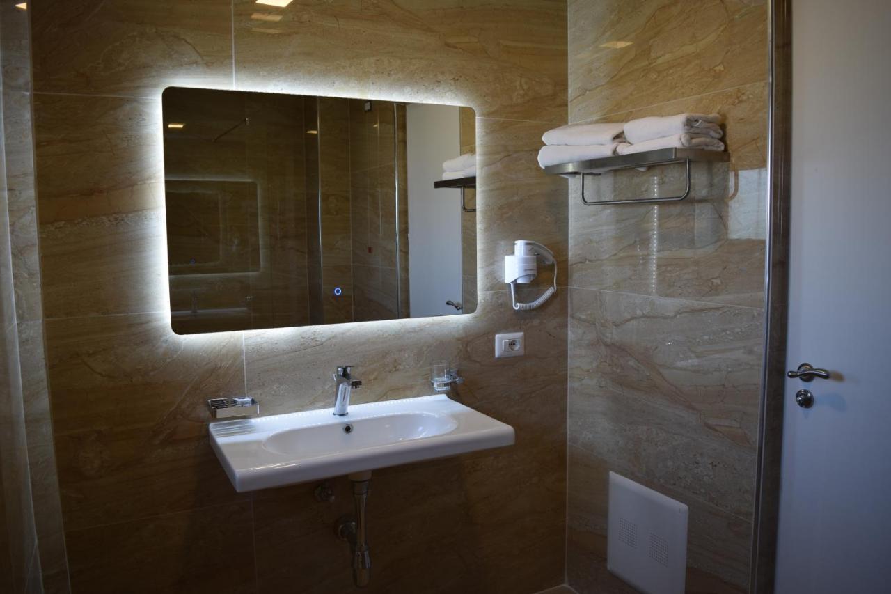 Amber Hotel Albania Спиле Екстериор снимка