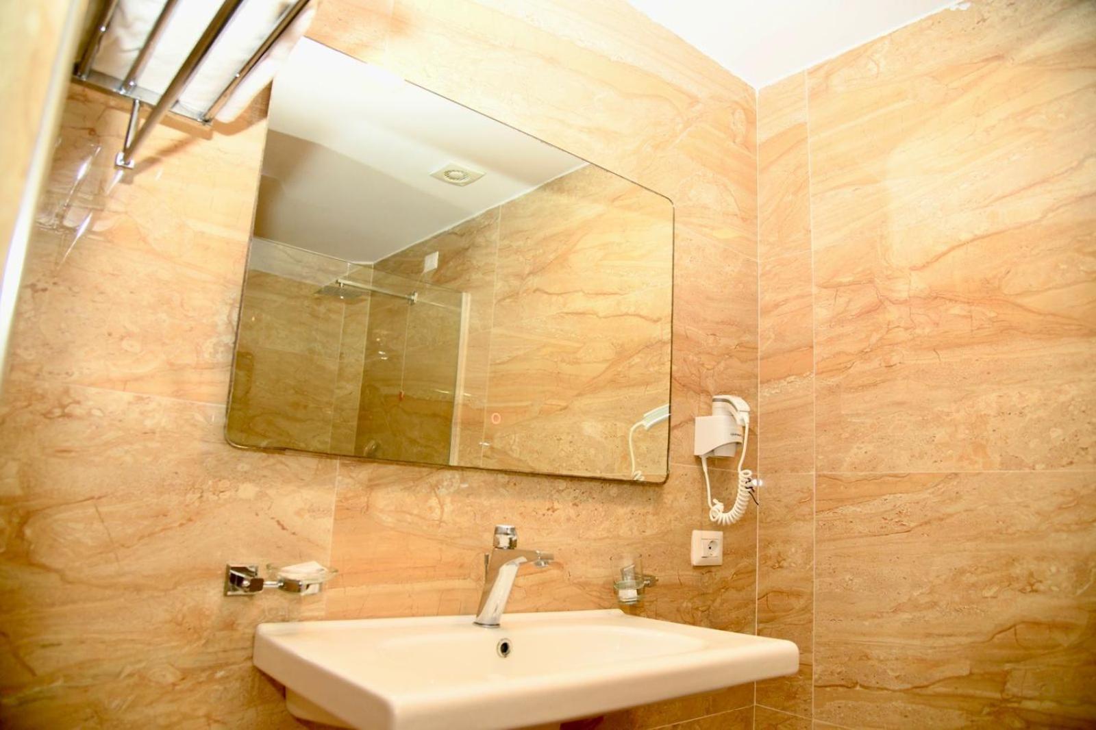 Amber Hotel Albania Спиле Екстериор снимка
